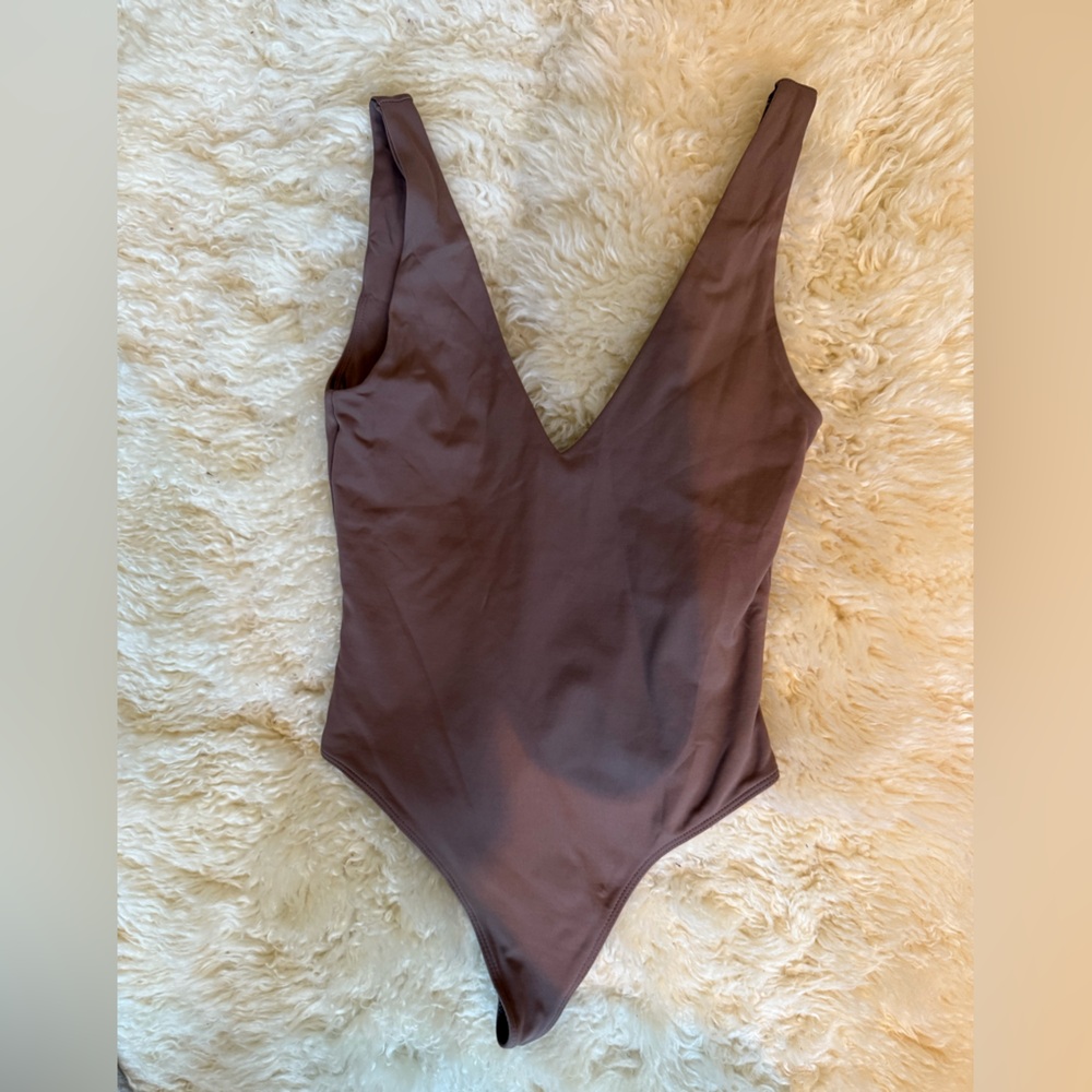 Aritzia Babaton bodysuit